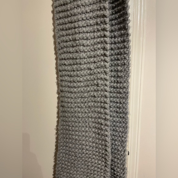 Handmade oversized grey scarf - Picture 7 of 9